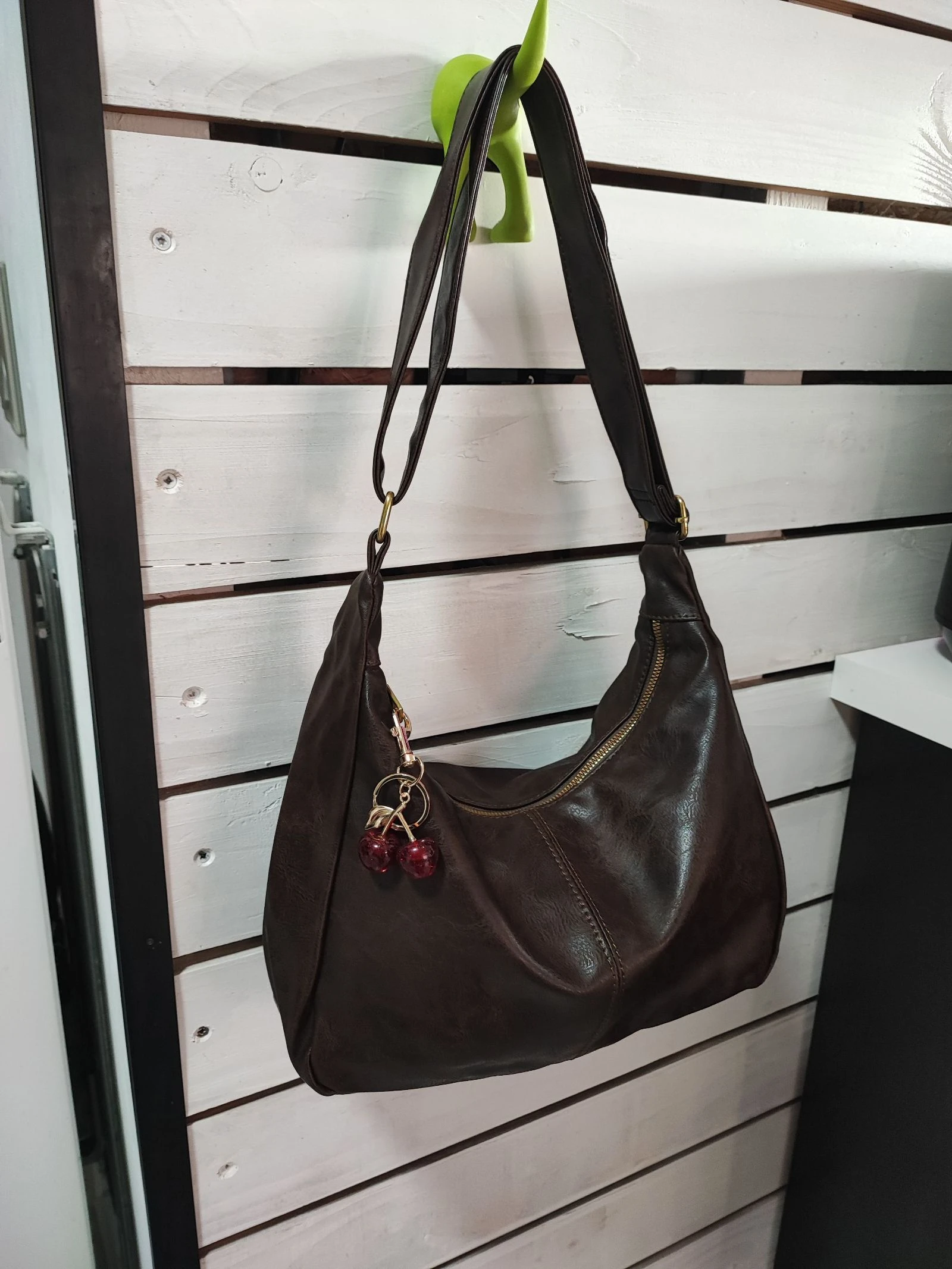 Sac cuir synthétique marron bandoulière ajustable accessoire cerise 